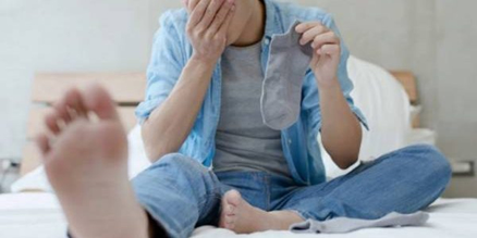 استفاده از چه نوع جورابی برای پیشگیری از بوی بد پا مناسب است؟ -راهکارهای قطعی برای از بین بردن بوی پا، پیشگیری از عفونت‌های قارچی و باکتریایی و داشتن پاهایی سالم، خوشبو و راحت.
