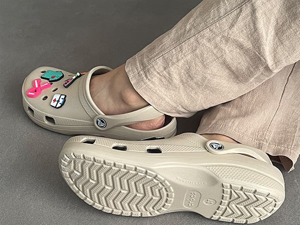دمپایی کراکس کلاسیک (Classic Clog) -در این مقاله انواع مدل‌های دمپایی کراکس و مدل های مختلف آن را بررسی میکنیم و همچنین به جیبیتز و امکان شخصی‌سازی این دمپایی‌ها نیز می‌پردازیم.