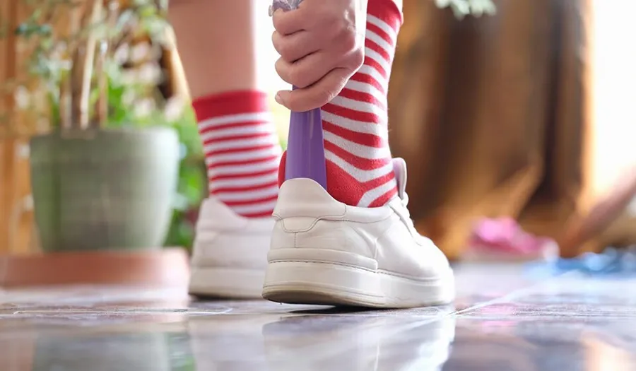 راهنمای کامل نگهداری کتونی: شستشو و خشک کردن بدون آسیب - راهنمای جامع نگهداری کتونی؛ از روش‌های اصولی شستشو و خشک کردن تا نکات افزایش طول عمر، جلوگیری از بوی نامطبوع و حفظ ظاهر کفش‌ها