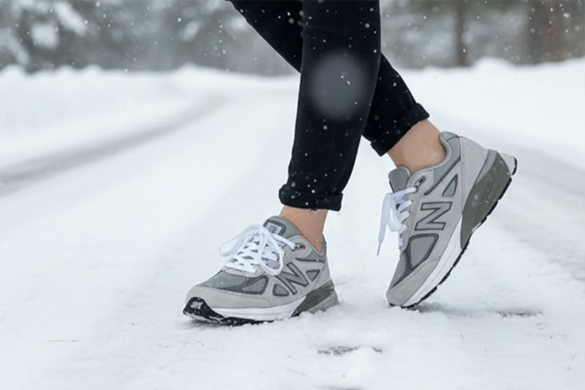 -با ویژگیهای ضروری کتونی مناسب زمستان مانند زیره ضد لغزش، آستر گرم، عایق حرارتی و جنس ضدآب آشنا شوید و کفشی ایمن و راحت بخرید.