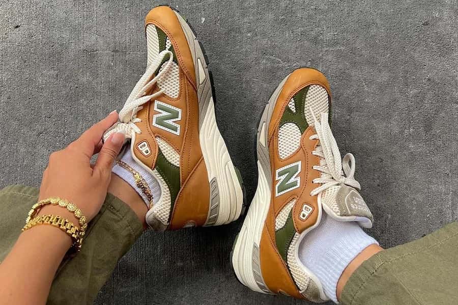 -با ویژگیهای ضروری کتونی مناسب زمستان مانند زیره ضد لغزش، آستر گرم، عایق حرارتی و جنس ضدآب آشنا شوید و کفشی ایمن و راحت بخرید.